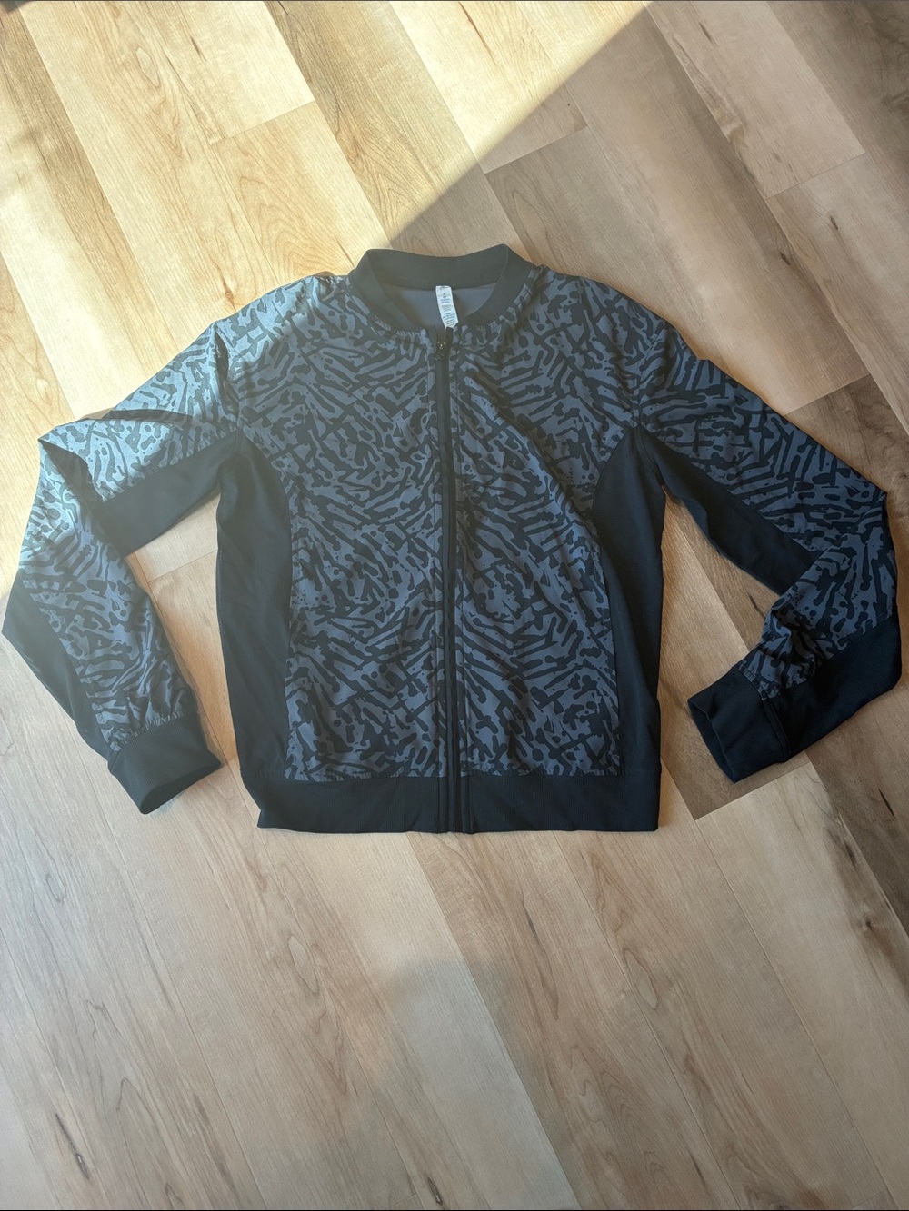 lululemon athletica Black & Gray Patterned Women's Zip Up Jacket